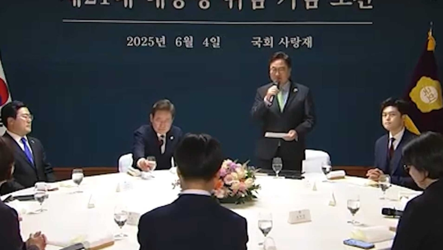 杨洋和塑料袋打架直拍,49629澳彩开奖结果查询凤凰直播,广泛的解释落实方法分析_模拟版V3.8